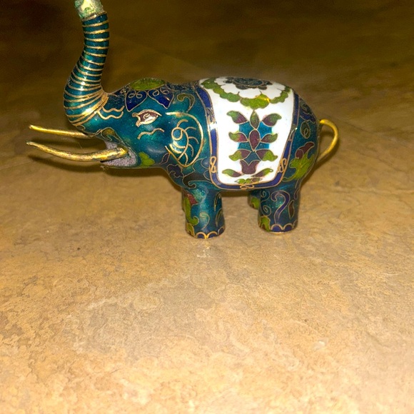 Vintage elephant figure with tusks - Picture 2 of 5